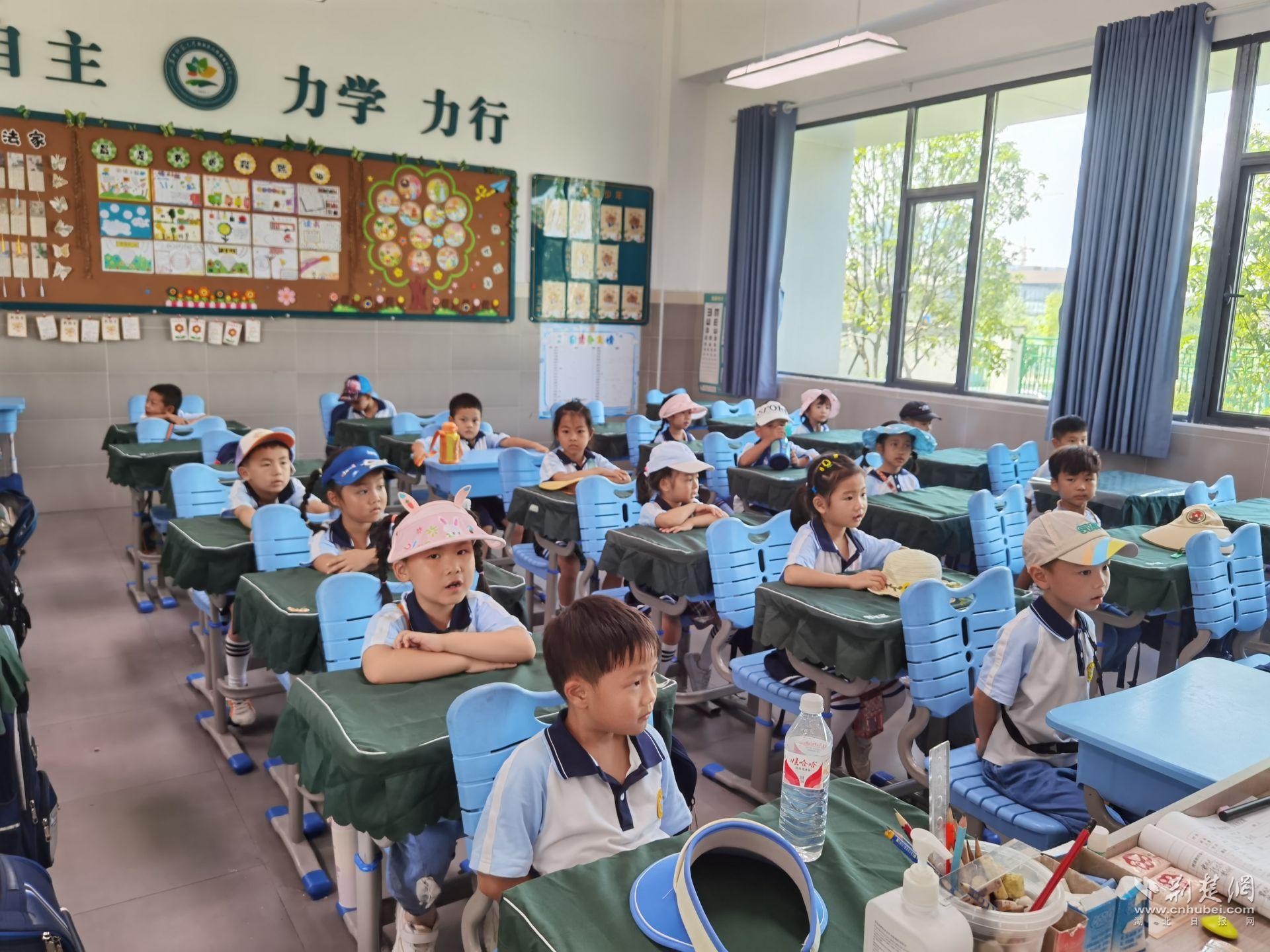 最新小学开学季，翻开新篇章，自信启航，探索无限可能！
